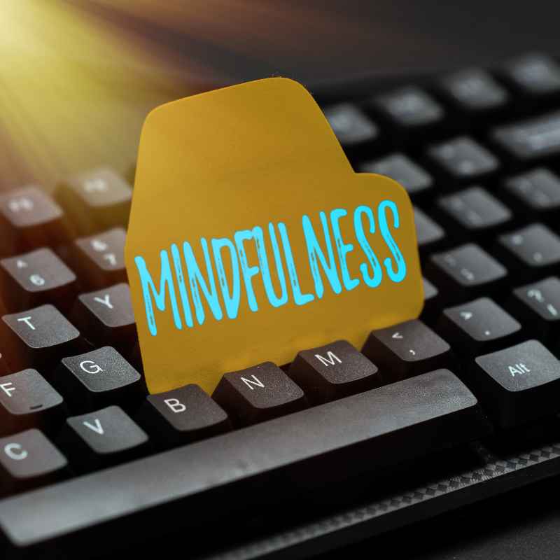 Teclado con cartulina escrita con la palabra Mindfulness