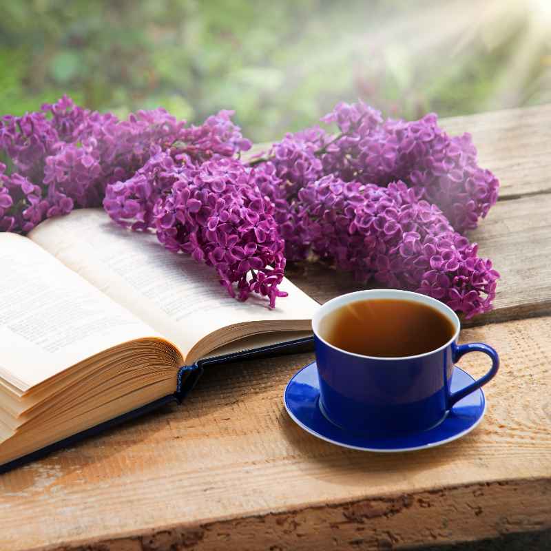 Taza de café junto a un libro abierto